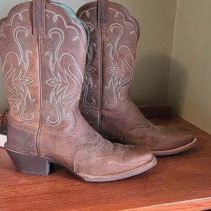 Ariat Women’s boots
NWOB 9B US